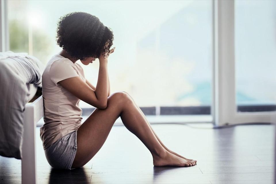 Tiré d'une jeune femme souffrant de dépression dans sa chambre