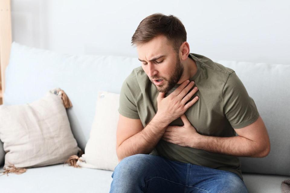 Jeune homme ayant une crise d'asthme à la maison