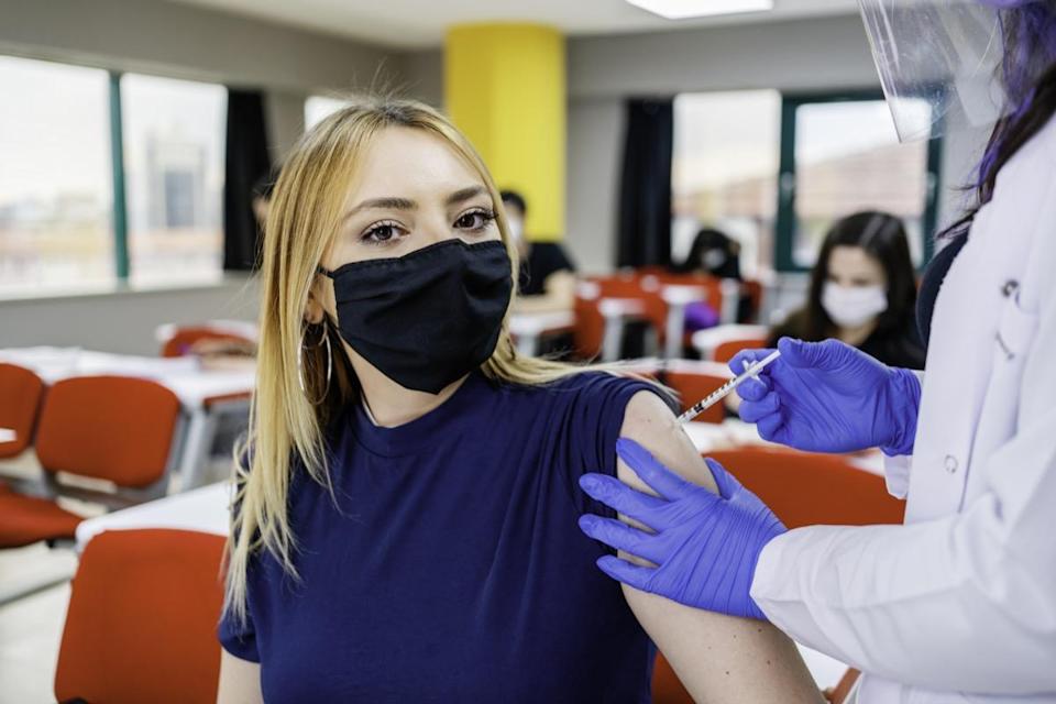 Une infirmière donne aux élèves une vaccination à l'école pendant la pandémie de coronavirus